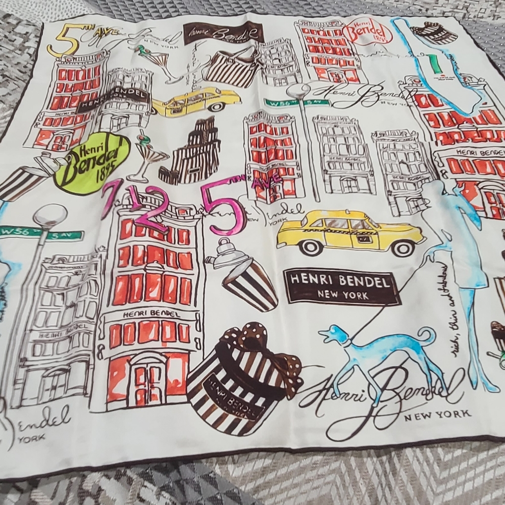 👶🧒👦🧑👦 Henri Bendel Small Silk Scarf